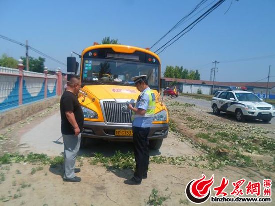 博興交警深入學(xué)校 做好假后校車安全檢查工作