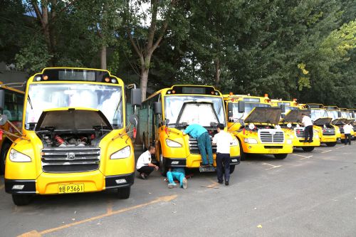 交運溫馨校車城陽分公司聯合修理分公司檢查車輛狀況