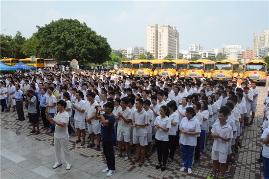 廣東湛江首批15輛智能校車9月1日將投用/ 廣東湛江首批15輛智能校車9月1日將投用