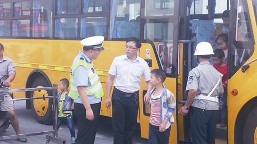 筑牢校車安全防線江蘇如皋市采取多部門聯(lián)動(dòng)/ 筑牢校車安全防線江蘇如皋市采取多部門聯(lián)動(dòng)