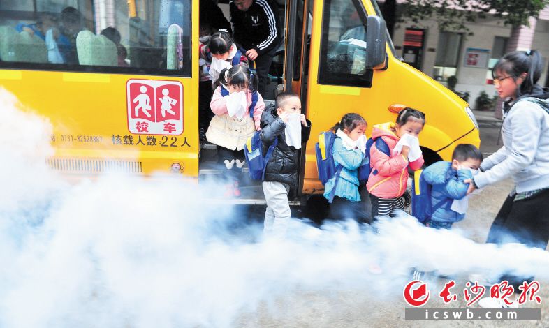 長沙幼兒園校車自燃應急處置演練