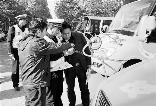 靈寶市川口鄉聯合交警六中隊對范圍內校車集中進行安全大檢查