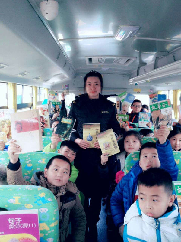 山東即墨校車(chē)開(kāi)展捐贈(zèng)圖書(shū)活動(dòng) 一周募集1.5萬(wàn)余本