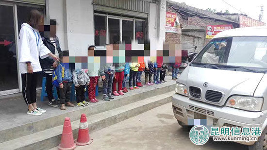 昆明交警查獲嚴(yán)重超員幼兒園“校車” 核載7人塞進(jìn)14人