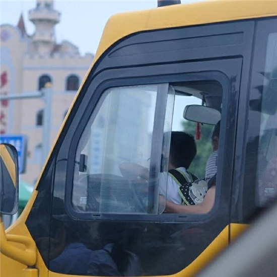 司機(jī)抱著孩子