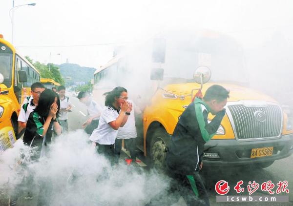 學生上下校車,家長可實時監控