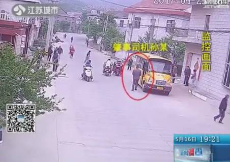 5歲女童遭校車碾壓身亡 父親為討說法也命喪車輪