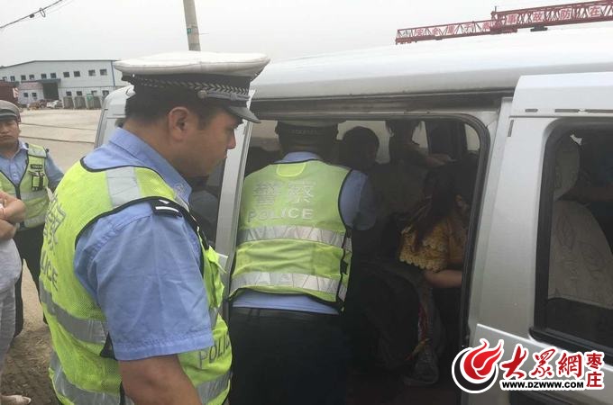 山東棗莊女司機(jī)開黑校車上路 核載8人竟塞20人