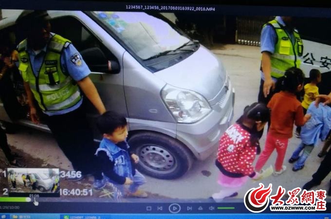 山東棗莊女司機(jī)開黑校車上路 核載8人竟塞20人