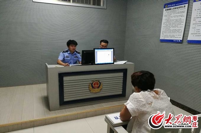 山東棗莊女司機(jī)開黑校車上路 核載8人竟塞20人