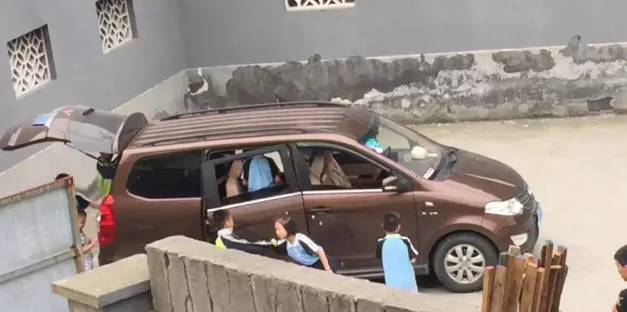 杭州蕭山某地黑校車被曝光！小車塞進26個人，孩子好像疊羅漢