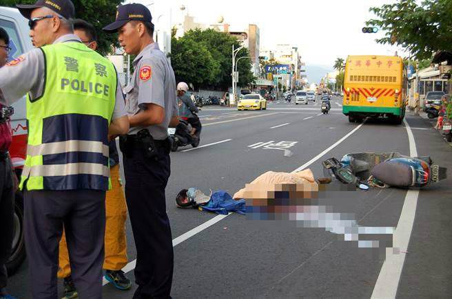 臺(tái)灣一校車與機(jī)車相撞 機(jī)車男被卷入車下輾過當(dāng)場死亡