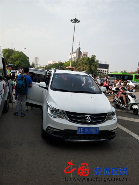 私家車變“黑校車” 超載塞滿10人