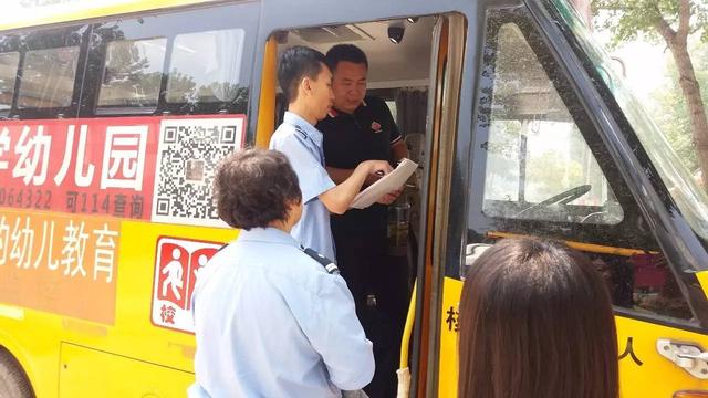 嚴查校車保安全，廊坊交警一直在路上！