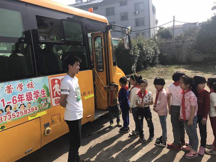 新昌育蕾學(xué)校校車上響起歡樂歌聲/ 新昌育蕾學(xué)校校車上響起歡樂歌聲