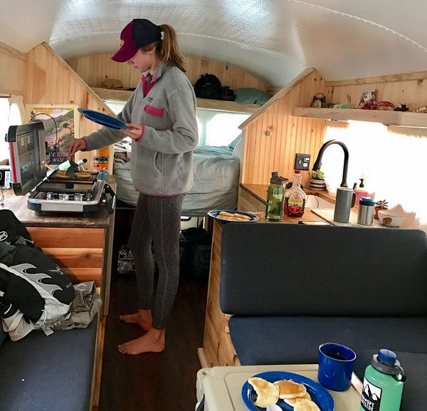 美夫婦花12萬將校車改為房車 帶上家去旅行