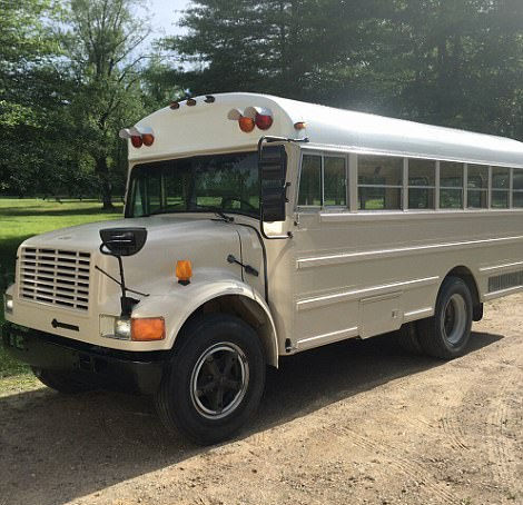 美夫婦花12萬將校車改為房車 帶上家去旅行