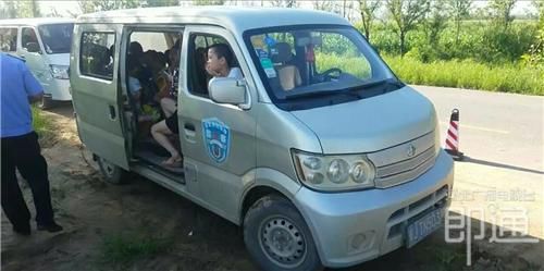 超載286%！河北衡水交警查獲兩輛“黑校車”