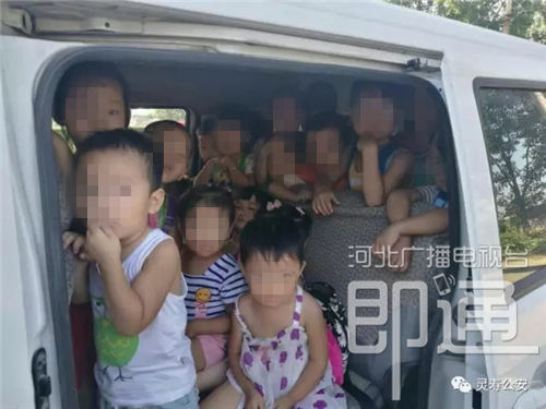 河北石家莊查處一輛黑校車 僅5座位卻塞進35名幼童 河北石家莊查處一輛黑校車 僅5座位卻塞進35名幼童