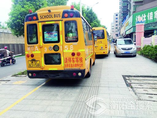 幼兒園校車將人行道變成停車點