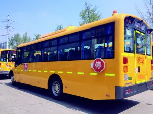 “長鼻王”校車來啦 化身“變形金剛”助力學生安全行