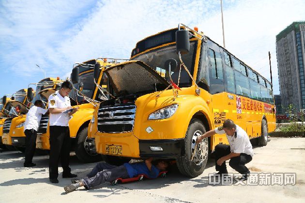 《校車安全運營條例》施行五載，專業校車運營探索中艱難向前