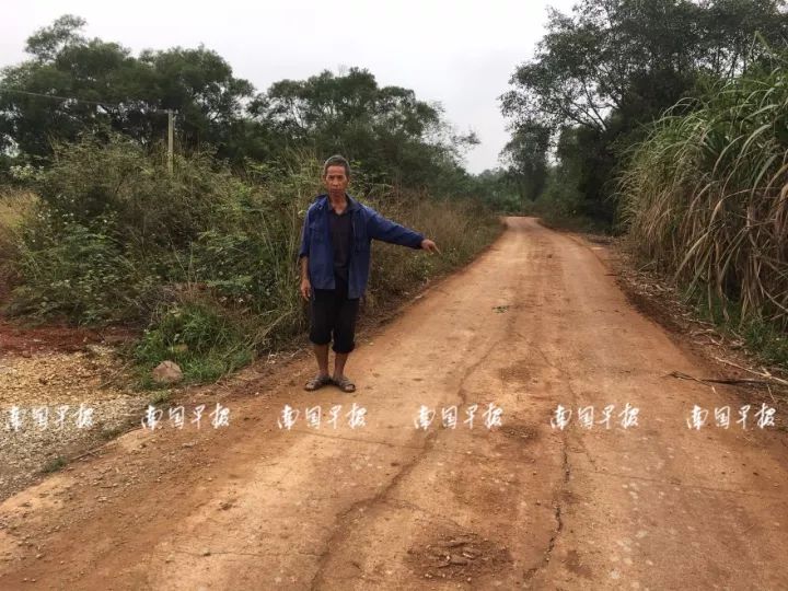 4歲男孩被校車撞上不幸身亡！出事時(shí)司機(jī)懷里竟抱著一個(gè)人……行車記錄儀還原現(xiàn)場(chǎng)！