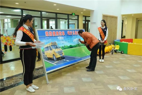 臥龍區教體局對校車安全工作使用培訓并現場操作示范