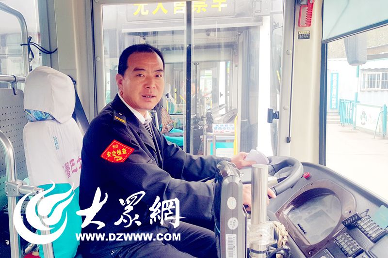 男子騎摩托時癲癇發作 校車司機援手相助