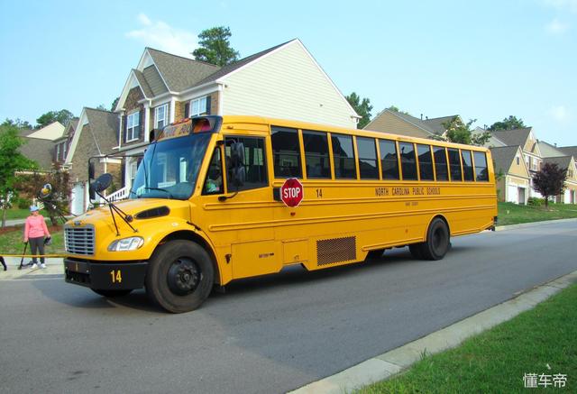 安全標準嚴格的美國校巴再次戰勝卡車 校車安全不容忽視