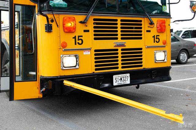 安全標準嚴格的美國校巴再次戰勝卡車 校車安全不容忽視