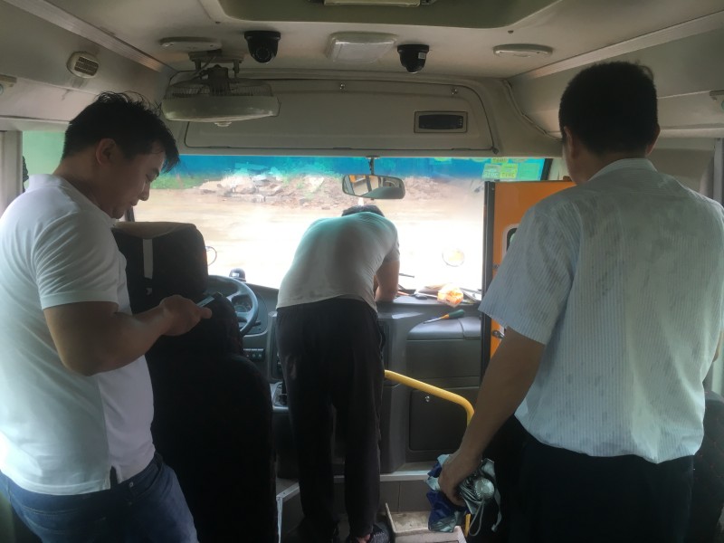 山東滕州：鮑溝鎮學區聯合交警中隊為校車安裝定位系統 護航幼兒安全出行