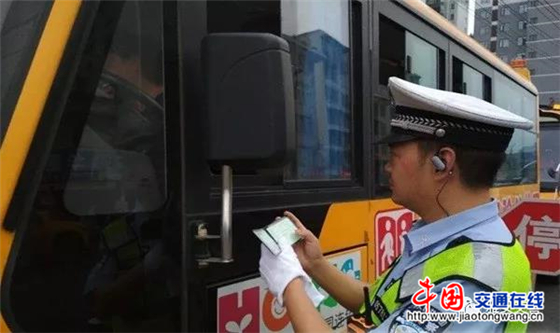 四川：雅安交警向“黑校車”開戰(zhàn)