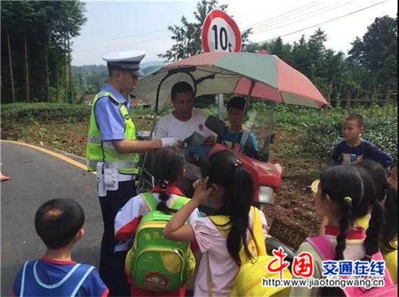 雅安交警向“黑校車”開戰(zhàn)