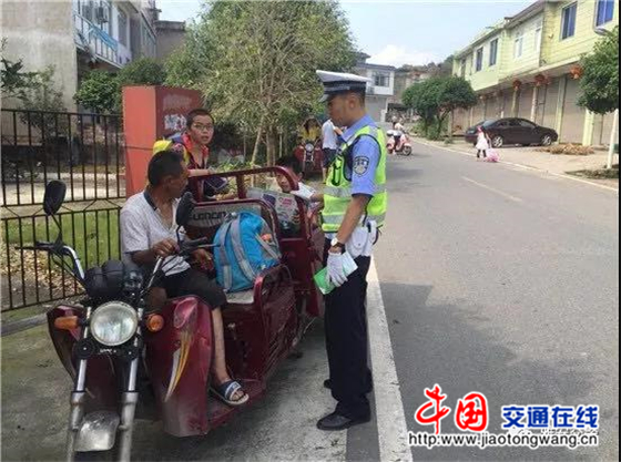 雅安交警向“黑校車”開戰(zhàn)