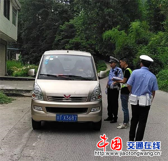 雅安交警向“黑校車”開戰(zhàn)