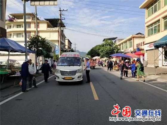 雅安交警向“黑校車”開戰(zhàn)