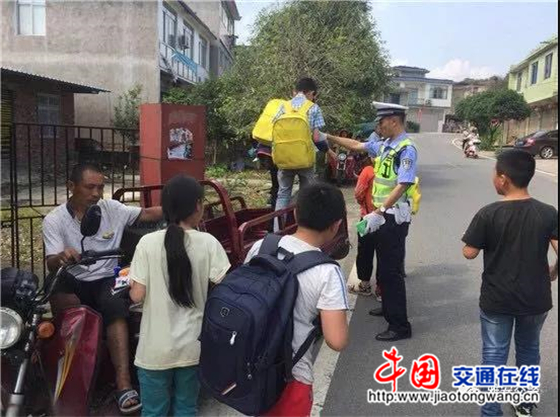 雅安交警向“黑校車”開戰(zhàn)