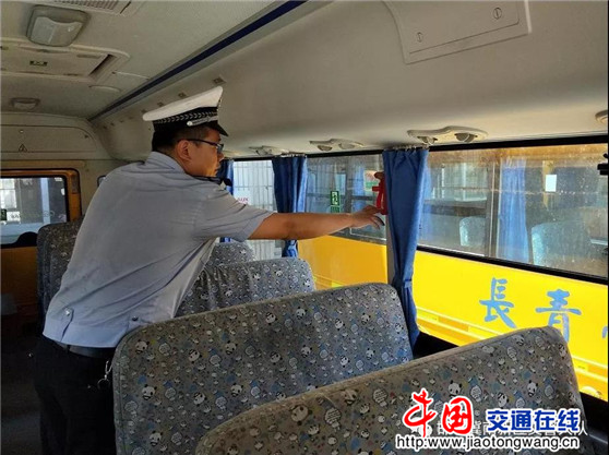 邯鄲冀南新區(qū)交警開展暑期前校車安全大檢查/ 邯鄲冀南新區(qū)交警開展暑期前校車安全大檢查
