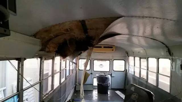 震驚：父子把買來的校車改裝成房車后，看到的人都后悔買房了！