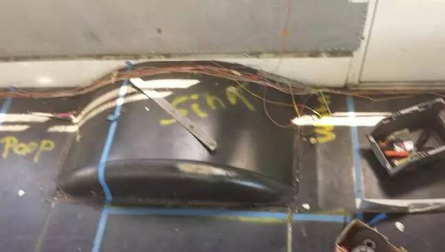 震驚：父子把買來的校車改裝成房車后，看到的人都后悔買房了！