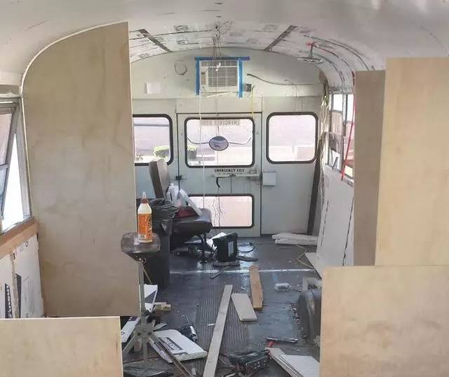 震驚：父子把買來的校車改裝成房車后，看到的人都后悔買房了！