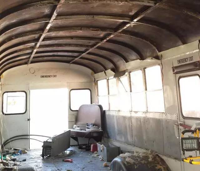 震驚：父子把買來的校車改裝成房車后，看到的人都后悔買房了！