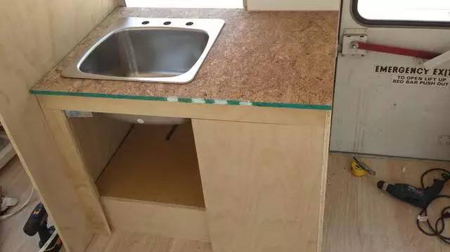 震驚：父子把買來的校車改裝成房車后，看到的人都后悔買房了！