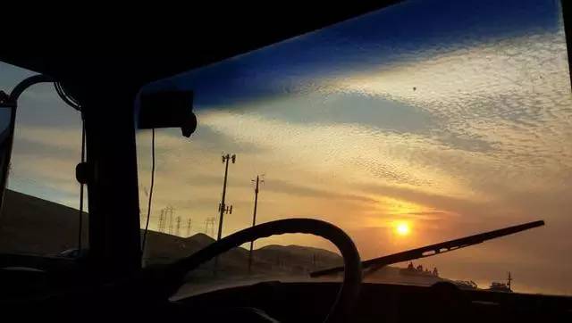 震驚：父子把買來的校車改裝成房車后，看到的人都后悔買房了！