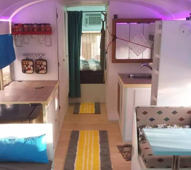 震驚：父子把買來的校車改裝成房車后，看到的人都后悔買房了！