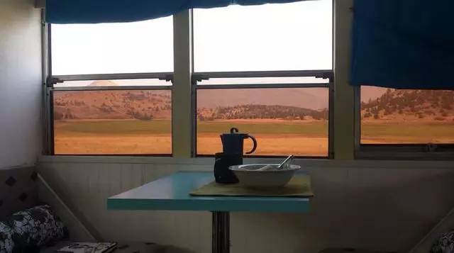 震驚：父子把買來的校車改裝成房車后，看到的人都后悔買房了！