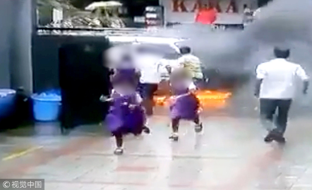 印度一校車突然起火 數(shù)名女學(xué)生驚險(xiǎn)逃生