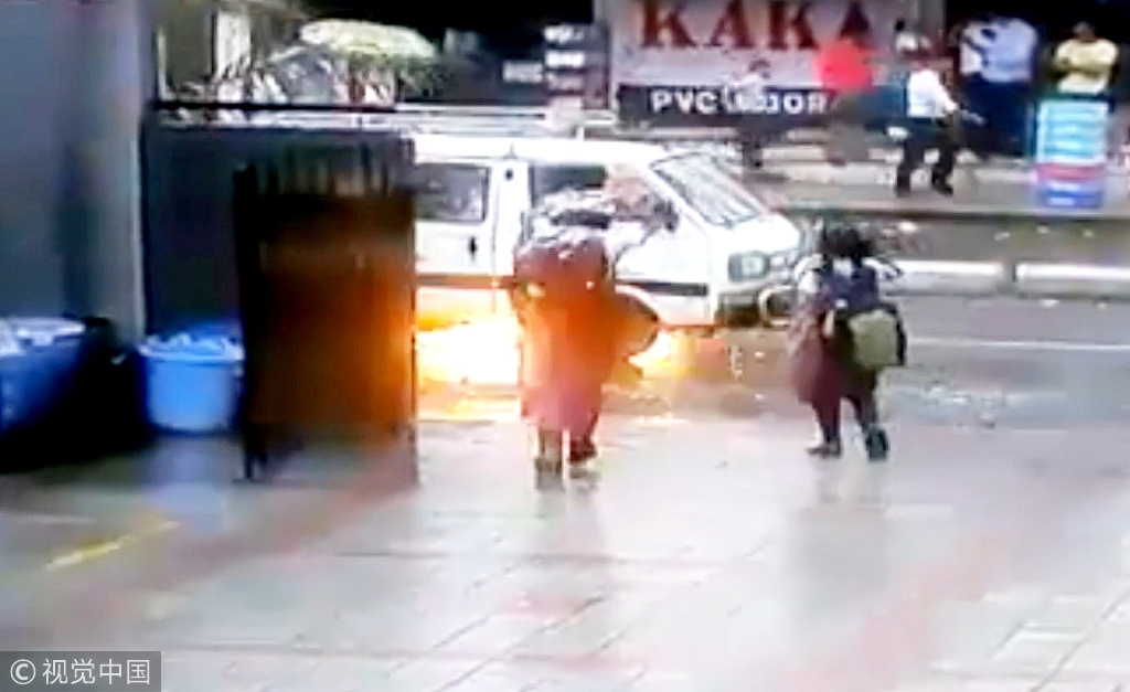 印度一校車突然起火 數(shù)名女學(xué)生驚險(xiǎn)逃生