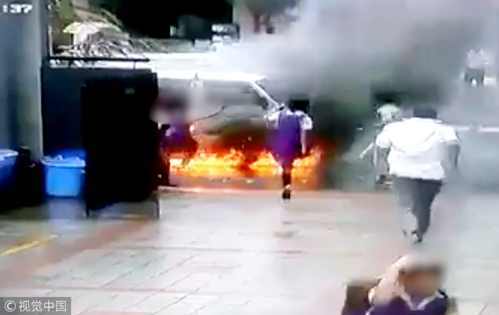 印度一校車突然起火 數(shù)名女學(xué)生驚險(xiǎn)逃生